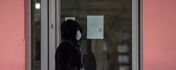 Девушка в защитной маске у супермаркета - Sputnik Արմենիա