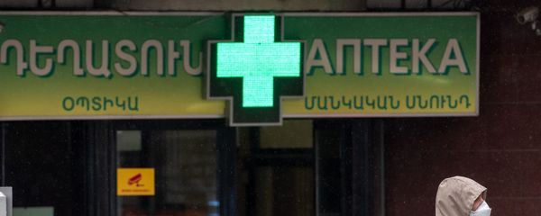 Молодой человек в защитной маске на проспекте Тиграна Меца Молодой человек в защитной маске на проспекте Тиграна Меца - Sputnik Армения