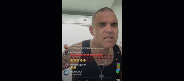 Панк года. ❤️ Robbie Williams третий день подряд в Инстаграм поёт песни на заказ - Sputnik Արմենիա