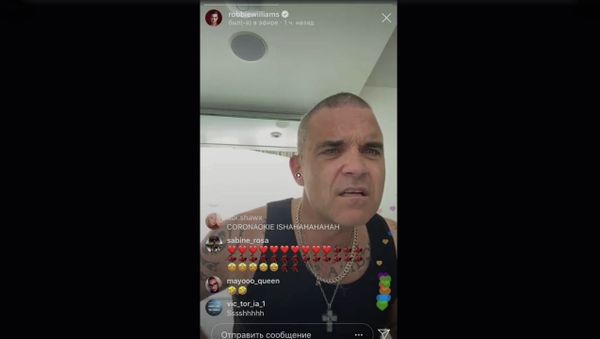 Панк года. ❤️ Robbie Williams третий день подряд в Инстаграм поёт песни на заказ - Sputnik Армения