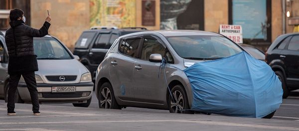 Автомобиль в маске на площади Республики - Sputnik Արմենիա