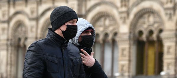 Прохожие в защитных масках на улице в Москве - Sputnik Արմենիա