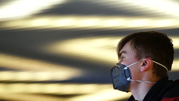 Молодой человек в защитной маске в аэропорту Внуково - Sputnik Արմենիա