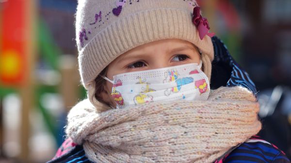 Девочка в медицинской маске в одном из детских садов в Москве Девочка в медицинской маске в одном из детских садов в Москве - Sputnik Արմենիա
