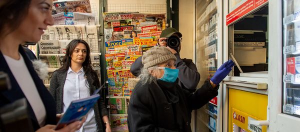 Анна Акопян раздает буклеты (23 марта 2020). Еревaн Анна Акопян раздает буклеты (23 марта 2020). Еревaн - Sputnik Արմենիա