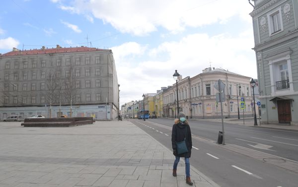 Պաշտպանիչ դիմակով աղջիկը Մոսկվայի Բոլշայա Նիկիտսկայա փողոցում. Ռուսաստան  - Sputnik Արմենիա