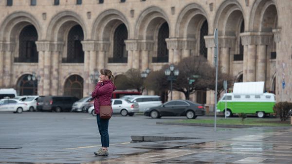Одинокая женщина на площади Республики в Ереване Одинокая женщина на площади Республики в Ереване - Sputnik Արմենիա