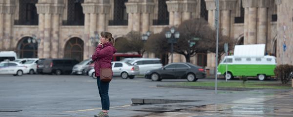 Одинокая женщина на площади Республики в Ереване - Sputnik Արմենիա