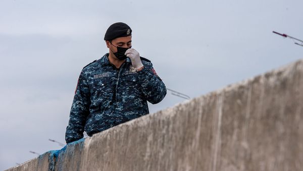 Полицейский на контрольно-пропускном пункте при выезде из Эчмиадзина Полицейский на контрольно-пропускном пункте при выезде из Эчмиадзина - Sputnik Արմենիա