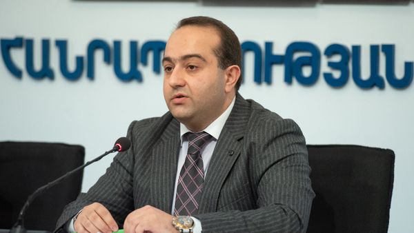 Начальник управления труда и занятости министерства труда и соц.вопросов Жора Саркисян на пресс-конференции (24 марта 2020). Еревaн - Sputnik Армения