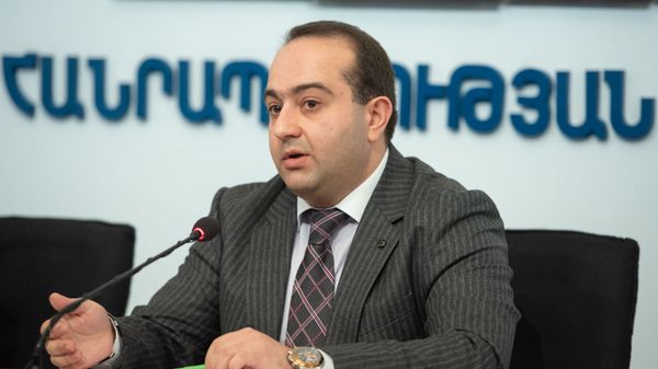 Начальник управления труда и занятости министерства труда и соц.вопросов Жора Саркисян на пресс-конференции (24 марта 2020). Еревaн - Sputnik Армения
