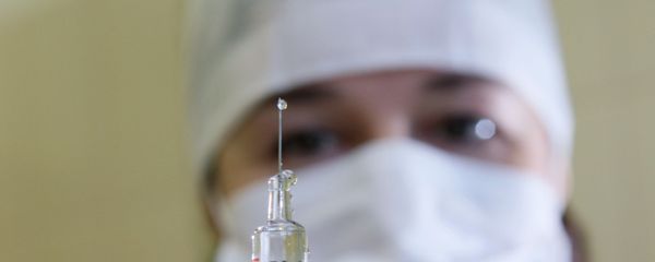 Врач со шприцем в защитной медицинской маске  - Sputnik Արմենիա