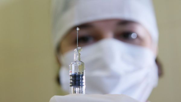 Врач со шприцем в защитной медицинской маске  - Sputnik Армения