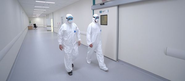 Врачи в защитных костюмах в больнице для приема пациентов с подозрением на коронавирус Врачи в защитных костюмах в больнице для приема пациентов с подозрением на коронавирус - Sputnik Армения