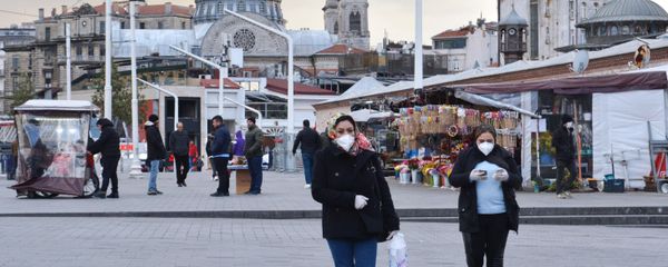 Прохожие в медицинских масках на одной из улиц в Стамбуле - Sputnik Армения