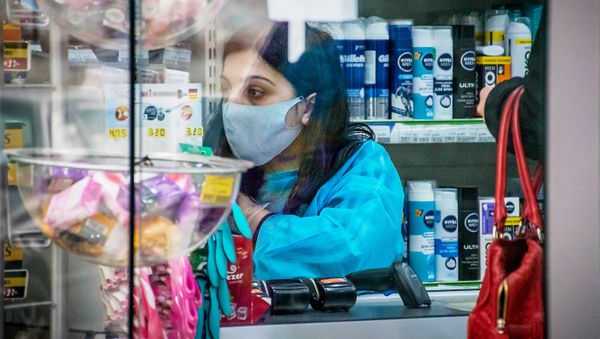 Продавец в защитной маске в магазине Тбилиси - Sputnik Արմենիա