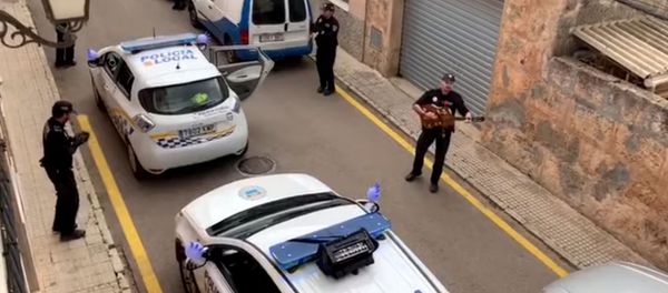 Полиция развлекает музыкой жителей во время карантина Полиция развлекает музыкой жителей во время карантина - Sputnik Արմենիա