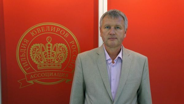 Генеральный директор Гильдии ювелиров России Эдуард Уткин Генеральный директор Гильдии ювелиров России Эдуард Уткин - Sputnik Армения