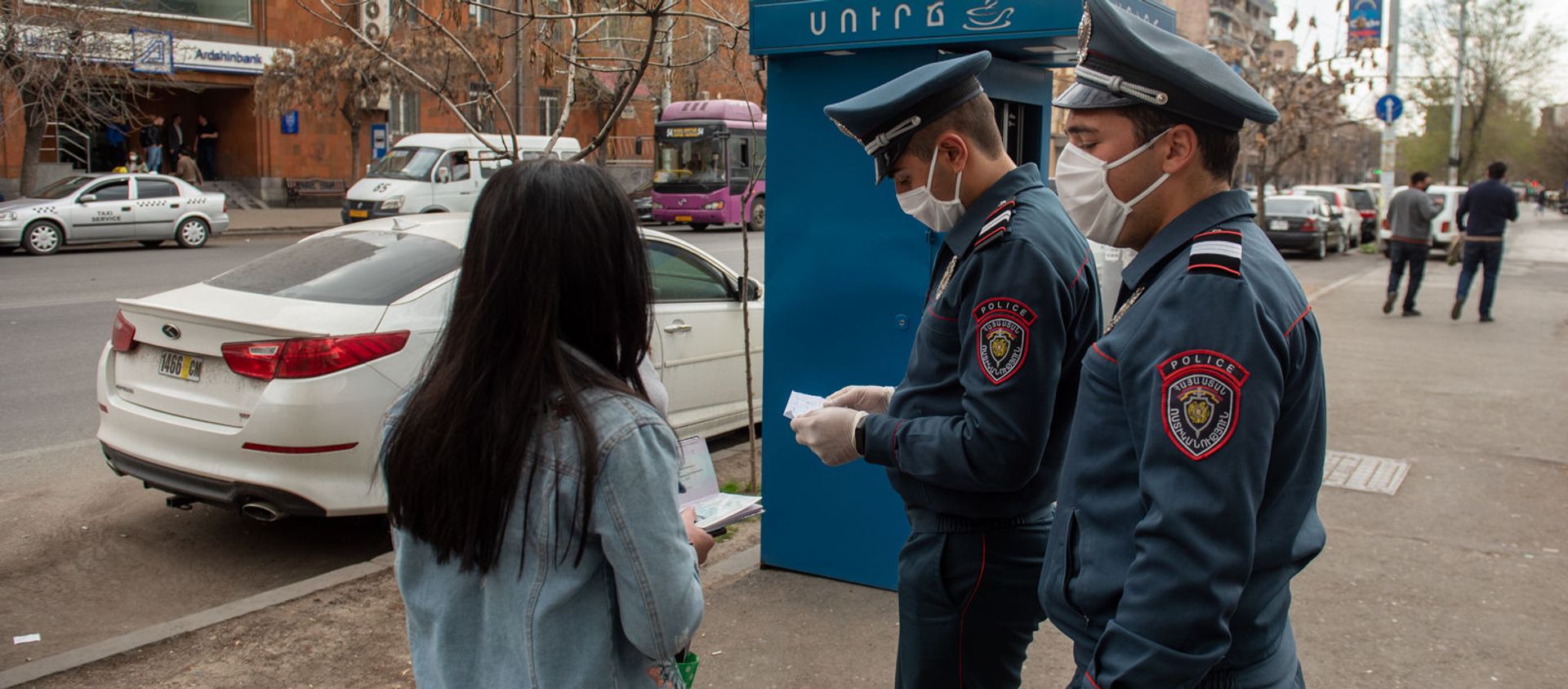 Проверка полицейскими документов прохожих во время чрезвычайной ситуации (25 марта 2020). Ереван Проверка полицейскими документов прохожих во время чрезвычайной ситуации (25 марта 2020). Ереван - Sputnik Армения, 1920, 06.05.2021