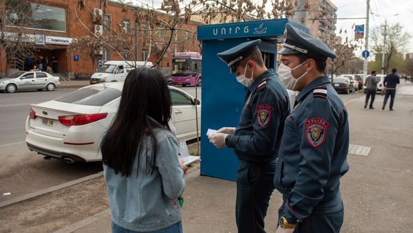 Проверка полицейскими документов прохожих во время чрезвычайной ситуации (25 марта 2020). Ереван - Sputnik Армения