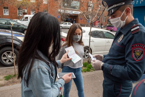 Проверка полицейскими документов прохожих во время чрезвычайной ситуации (25 марта 2020). Ереван Проверка полицейскими документов прохожих во время чрезвычайной ситуации (25 марта 2020). Ереван - Sputnik Армения