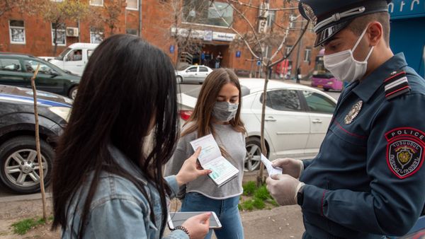 Проверка полицейскими документов прохожих во время чрезвычайной ситуации (25 марта 2020). Ереван - Sputnik Армения