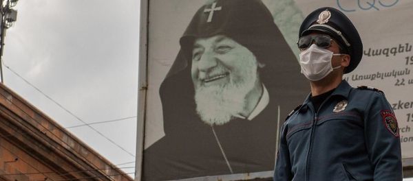 Полицейский в защитной маске на фоне баннера во время чрезвычайной ситуации (25 марта 2020). Ереван Полицейский в защитной маске на фоне баннера во время чрезвычайной ситуации (25 марта 2020). Ереван - Sputnik Արմենիա