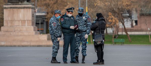 Полицейские проверяют документы прохожих на площади Свободы (25 марта 2020). Еревaн Полицейские проверяют документы прохожих на площади Свободы (25 марта 2020). Еревaн - Sputnik Армения