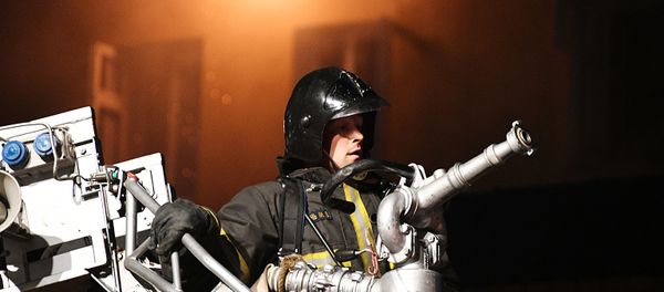 Сотрудник МЧС на тушении пожара - Sputnik Армения