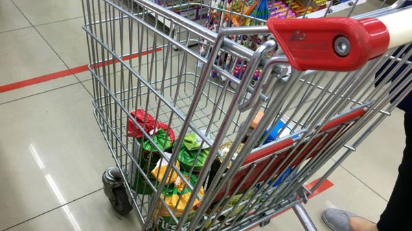Разметки для соблюдения дистанции на полу в супермаркете Зовк (27 марта 2020). Еревaн - Sputnik Армения
