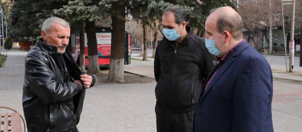 Губернатор Ширака Тигран Петросян (справа) совершает обход по центру Гюмри (27 марта 2020). Гюмри Губернатор Ширака Тигран Петросян (справа) совершает обход по центру Гюмри (27 марта 2020). Гюмри - Sputnik Армения