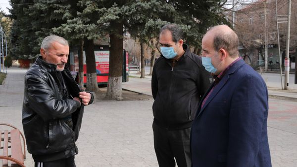 Губернатор Ширака Тигран Петросян (справа) совершает обход по центру Гюмри (27 марта 2020). Гюмри - Sputnik Արմենիա