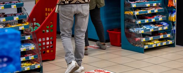 Разметки для соблюдения дистанции на полу в супермаркете Carrefour (27 марта 2020). Еревaн Разметки для соблюдения дистанции на полу в супермаркете Carrefour (27 марта 2020). Еревaн - Sputnik Армения