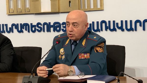 Пресс-конференция заместителя министра по чрезвычайным ситуациям Армена Арутюняна и директора спасательной службы МЧС Врежа Габриеляна (27 марта 2020). Еревaн - Sputnik Армения