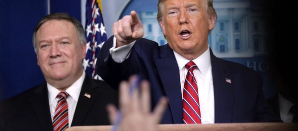 Президент США Дональд Трамп (справа) и госсекретарь Майк Помпео во время брифинга по коронавирусу (20 марта 2020). Вашингтон Президент США Дональд Трамп (справа) и госсекретарь Майк Помпео во время брифинга по коронавирусу (20 марта 2020). Вашингтон - Sputnik Армения