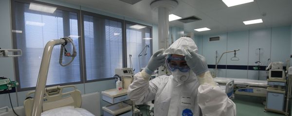 Медицинский работник в реанимационном отделении Медицинский работник в реанимационном отделении - Sputnik Армения
