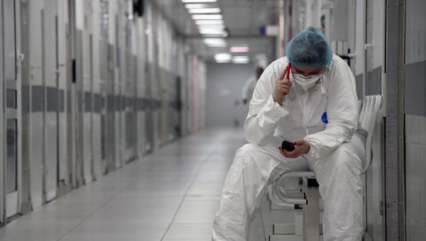 Медицинский работник в защитном костюме в больнице - Sputnik Армения