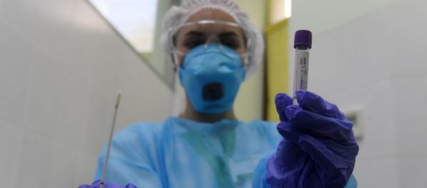 Пробирка с тестом на коронавирус в руках у сотрудницы в медицинской лаборатории - Sputnik Армения