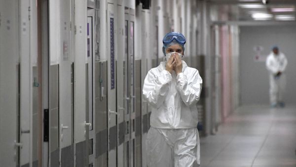 Медицинский работник в больнице в Москве - Sputnik Армения