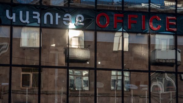 Фасад магазина офисной мебели в Ереване - Sputnik Արմենիա