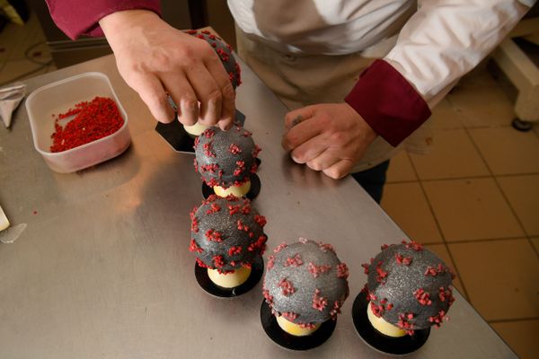 Шоколатье Жан-Франсуа Пре с пасхальными яйцами в форме модели коронавируса Шоколатье Жан-Франсуа Пре с пасхальными яйцами в форме модели коронавируса - Sputnik Армения