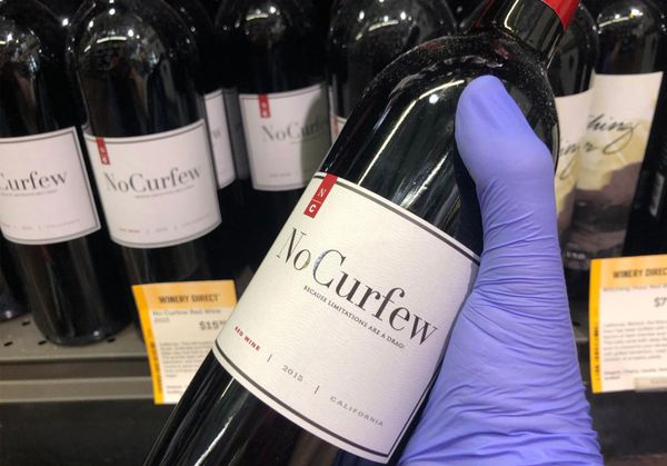 Вино «Нет комендантскому часу» в винном магазине Total Wine & More в Саут-Бич, Майами Вино «Нет комендантскому часу» в винном магазине Total Wine & More в Саут-Бич, Майами - Sputnik Армения