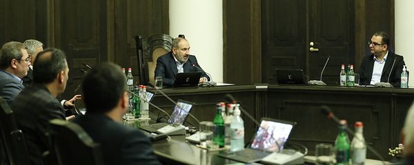 Премьер-министр Никол Пашинян на заседании правительства по обсуждению антикризисных мер в связи с угрозой коронавируса (29 марта 2020). Еревaн Премьер-министр Никол Пашинян на заседании правительства по обсуждению антикризисных мер в связи с угрозой коронавируса (29 марта 2020). Еревaн - Sputnik Արմենիա