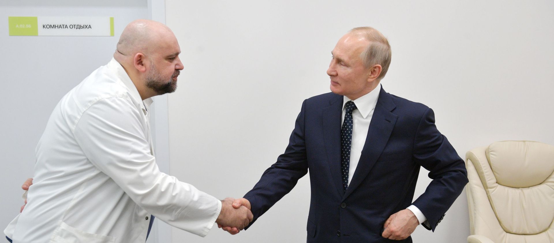 Президент РФ В. Путин и главврач ГБУЗ Городская клиническая больница No 40 ДЗМ Денис Проценко.  - Sputnik Армения, 1920, 30.06.2021