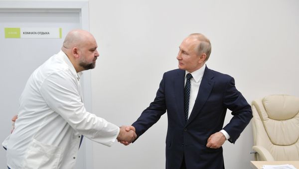 Президент РФ В. Путин и главврач ГБУЗ Городская клиническая больница No 40 ДЗМ Денис Проценко.  - Sputnik Армения