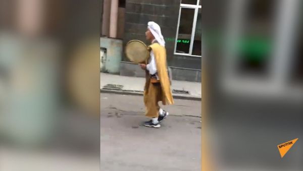 Шаман на улице Ерванда Кочара - Sputnik Армения