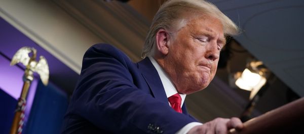 Президент США Дональд Трамп во время ежедневного брифинга по новому коронавирусу COVID-19 в Белом доме (31 марта 2020). Вашингтон Президент США Дональд Трамп во время ежедневного брифинга по новому коронавирусу COVID-19 в Белом доме (31 марта 2020). Вашингтон - Sputnik Армения