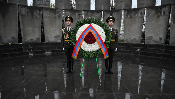 Президент Армен Саркисян в Пантеоне Ераблур почтил память героев, погибших во время апрельской войны (2 апреля 2020). Еревaн - Sputnik Армения