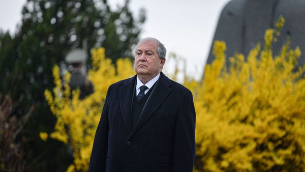 Президент Армен Саркисян в Пантеоне Ераблур почтил память героев, погибших во время апрельской войны (2 апреля 2020). Еревaн Президент Армен Саркисян в Пантеоне Ераблур почтил память героев, погибших во время апрельской войны (2 апреля 2020). Еревaн - Sputnik Армения