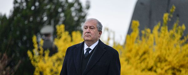 Президент Армен Саркисян в Пантеоне Ераблур почтил память героев, погибших во время апрельской войны (2 апреля 2020). Еревaн - Sputnik Армения